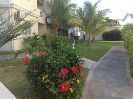 Lovely Apartment in Flic en Flac, Close to the Lovely Beach and all Am