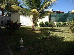 Lovely Apartment in Flic en Flac, Close to the Lovely Beach and all Am