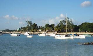 Lovely Apartment in Flic en Flac, Close to the Lovely Beach and all Am