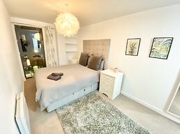 2-bed Apartment Parking Deep Cleaned Professionally