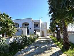 Air-conditioned Apartment Near The Beach With Spacious Balcony & Garde