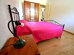 Air-conditioned Apartment Near The Beach With Spacious Balcony & Garde