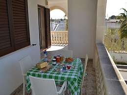 Air-conditioned Apartment Near The Beach With Spacious Balcony & Garde