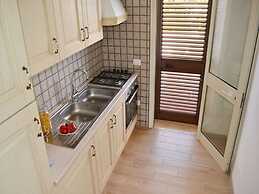 Air-conditioned Apartment Near The Beach With Spacious Balcony & Garde