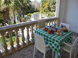 Air-conditioned Apartment Near The Beach With Spacious Balcony & Garde