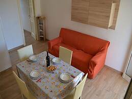 Air-conditioned Apartment Near The Beach With Spacious Balcony & Garde