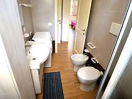 Air-conditioned Apartment Near The Beach With Spacious Balcony & Garde