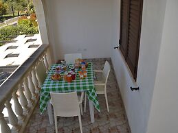 Air-conditioned Apartment Near The Beach With Spacious Balcony & Garde