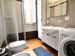 Air-conditioned Apartment Near The Beach With Spacious Balcony & Garde