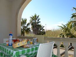 Air-conditioned Apartment Near The Beach With Spacious Balcony & Garde