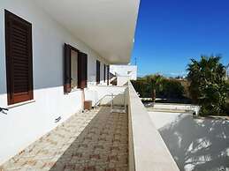 Air-conditioned Apartment Near The Beach With Spacious Balcony & Garde