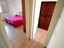 Air-conditioned Apartment Near The Beach With Spacious Balcony & Garde