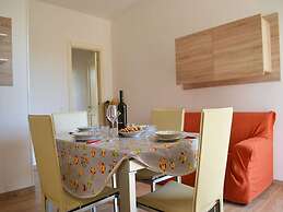 Air-conditioned Apartment Near The Beach With Spacious Balcony & Garde