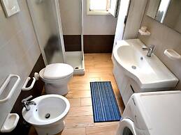 Air-conditioned Apartment Near The Beach With Spacious Balcony & Garde