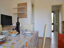 Air-conditioned Apartment Near The Beach With Spacious Balcony & Garde