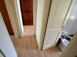 Air-conditioned Apartment Near The Beach With Spacious Balcony & Garde