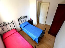 Air-conditioned Apartment Near The Beach With Spacious Balcony & Garde