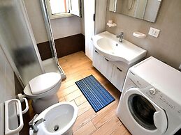 Air-conditioned Apartment Near The Beach With Spacious Balcony & Garde