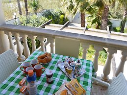 Air-conditioned Apartment Near The Beach With Spacious Balcony & Garde