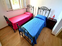 Air-conditioned Apartment Near The Beach With Spacious Balcony & Garde