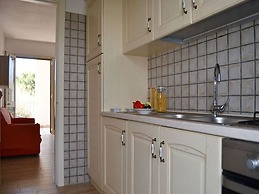 Air-conditioned Apartment Near The Beach With Spacious Balcony & Garde