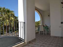 Air-conditioned Apartment Near The Beach With Spacious Balcony & Garde