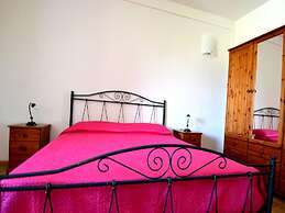 Air-conditioned Apartment Near The Beach With Spacious Balcony & Garde