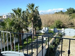 Air-conditioned Apartment Near The Beach With Spacious Balcony & Garde