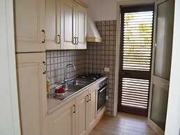 Air-conditioned Apartment Near The Beach With Spacious Balcony & Garde