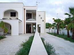 Air-conditioned Apartment Near The Beach With Spacious Balcony & Garde