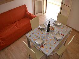 Air-conditioned Apartment Near The Beach With Spacious Balcony & Garde