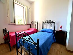 Air-conditioned Apartment Near The Beach With Spacious Balcony & Garde