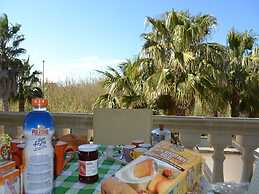 Air-conditioned Apartment Near The Beach With Spacious Balcony & Garde