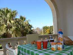 Air-conditioned Apartment Near The Beach With Spacious Balcony & Garde