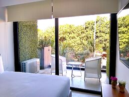 Ocean View From the Rooftop Pool! Only one Block to the Beach, Studio 