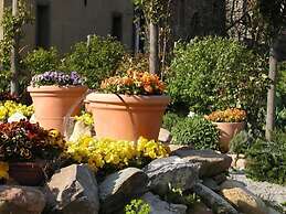Adorable Tuscan Cottage With Beautiful Garden Just Outside Lucca, Slee