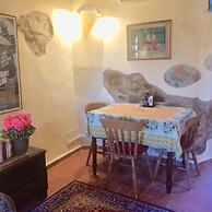 Adorable Tuscan Cottage With Beautiful Garden Just Outside Lucca, Slee