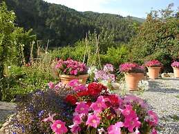 Adorable Tuscan Cottage With Beautiful Garden Just Outside Lucca, Slee