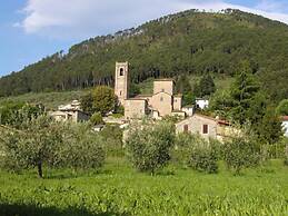 Adorable Tuscan Cottage With Beautiful Garden Just Outside Lucca, Slee