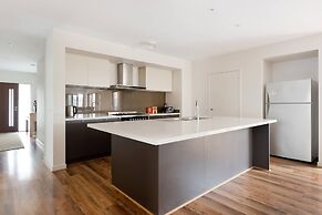 5br Luxury House 20 Min To Cbd Spacious Living