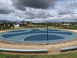 5br Luxury House 20 Min To Cbd Spacious Living