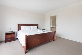 5br Luxury House 20 Min To Cbd Spacious Living