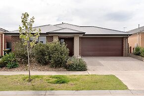 5br Luxury House 20 Min To Cbd Spacious Living