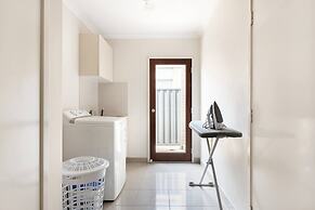 5br Luxury House 20 Min To Cbd Spacious Living