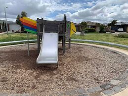 5br Luxury House 20 Min To Cbd Spacious Living