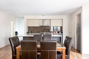 5br Luxury House 20 Min To Cbd Spacious Living