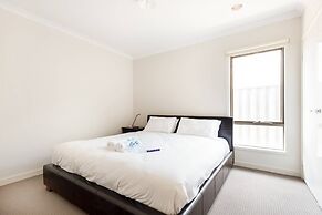 5br Luxury House 20 Min To Cbd Spacious Living