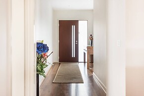 5br Luxury House 20 Min To Cbd Spacious Living