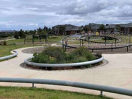 5br Luxury House 20 Min To Cbd Spacious Living