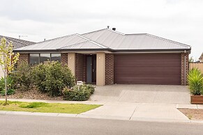 5br Luxury House 20 Min To Cbd Spacious Living